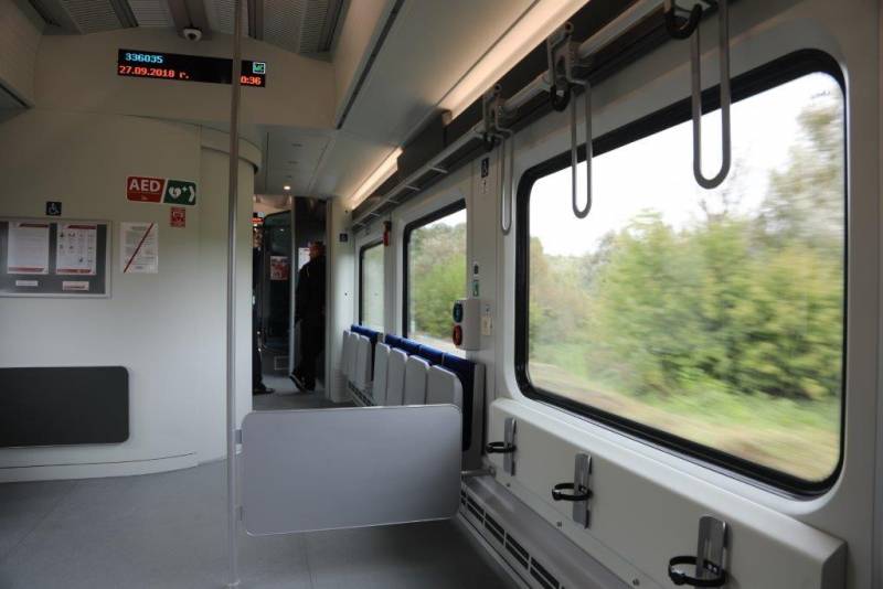 Na rzeszowskim Dworcu pojawił się wyjątkowy pociąg. Pojazd Elf2 pomalowano w barwy narodowe[FOTO] - Aktualności Rzeszów - zdj. 8